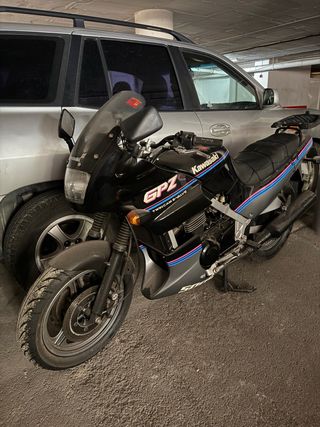 Kawasaki GPZ 500s Negra/Gris