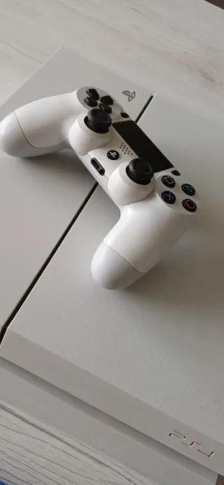 PS4 Bianca 500GB + Giochi e Accessori
