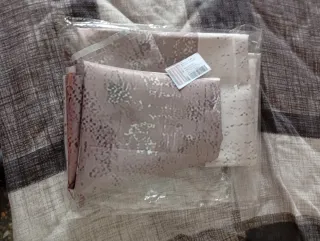 Juego de cortinas de ventana beige y marrón