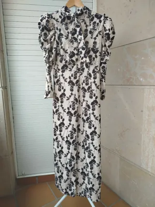 Elegante Vestido Invitada en Beige y Negro