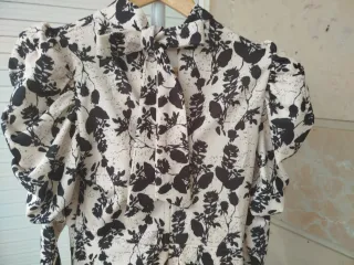 Elegante Vestido Invitada en Beige y Negro