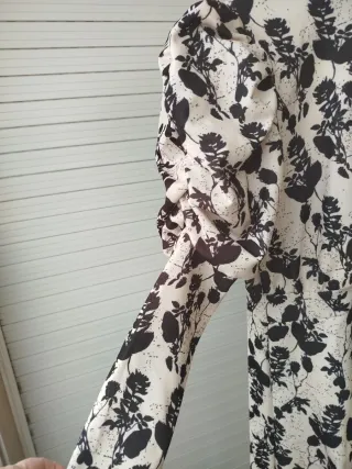 Elegante Vestido Invitada en Beige y Negro