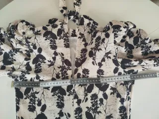 Elegante Vestido Invitada en Beige y Negro