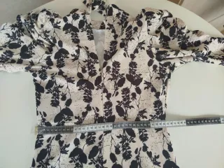 Elegante Vestido Invitada en Beige y Negro