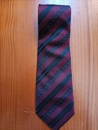 Corbata Rayas Negras y Rojas