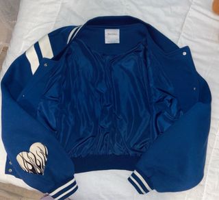 Chaqueta Bershka azul y blanca