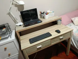 Mesa de ordenador con cajones