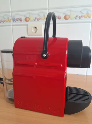 Cafetera Krups Nespresso Roja.
