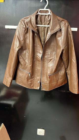 Chaqueta marrón efecto piel
