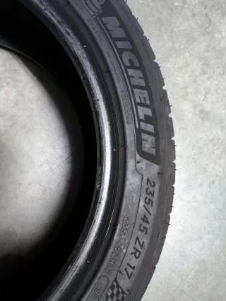 Neumático Michelin Pilot 4 235/45/17. 97Y
