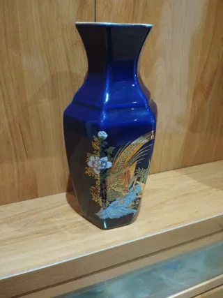 Jarrón de porcelana azul con flores