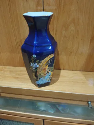 Jarrón de porcelana azul con flores