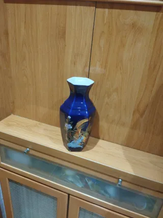 Jarrón de porcelana azul con flores