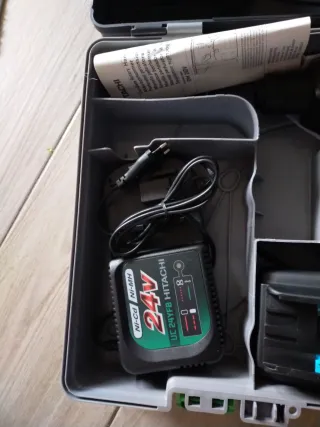 Taladro Hitachi DH 24DV 24V con cargador NUEVO