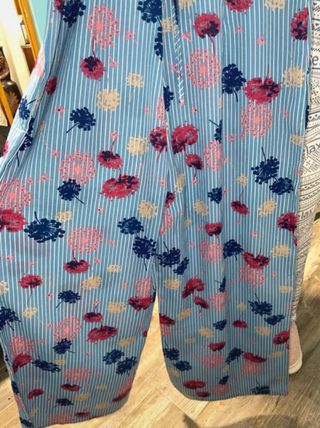 Mono estampado floral azul y rosa