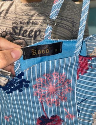 Mono estampado floral azul y rosa