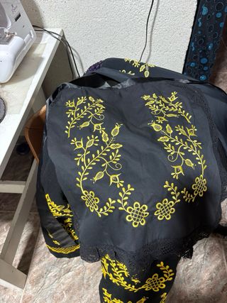 Traje de Huertana Negro con Bordado Amarillo