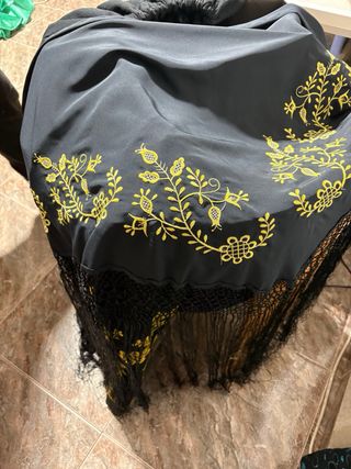 Traje de Huertana Negro con Bordado Amarillo