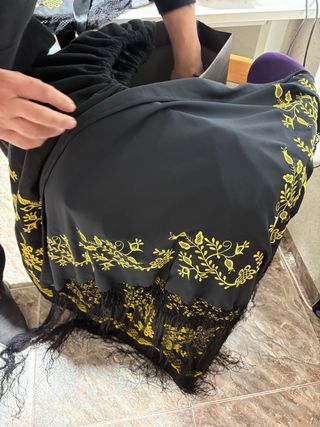 Traje de Huertana Negro con Bordado Amarillo