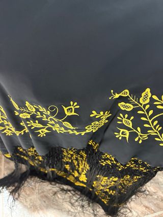 Traje de Huertana Negro con Bordado Amarillo