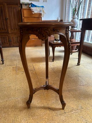 Mesa auxiliar caoba tallada