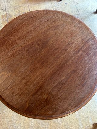 Mesa auxiliar caoba tallada