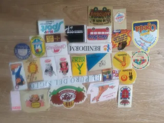 Lote de Pegatinas y Chapas Variadas
