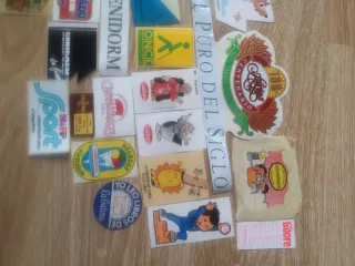 Lote de Pegatinas y Chapas Variadas