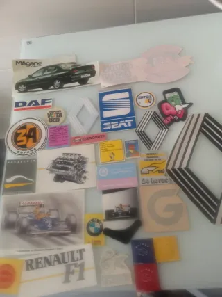 Lote de Pegatinas y Chapas Variadas