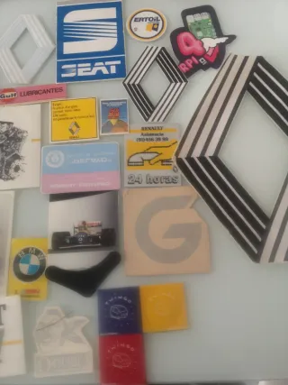 Lote de Pegatinas y Chapas Variadas