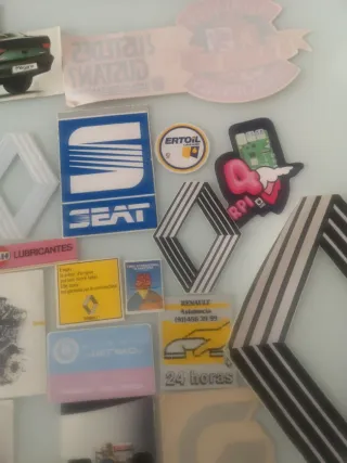 Lote de Pegatinas y Chapas Variadas