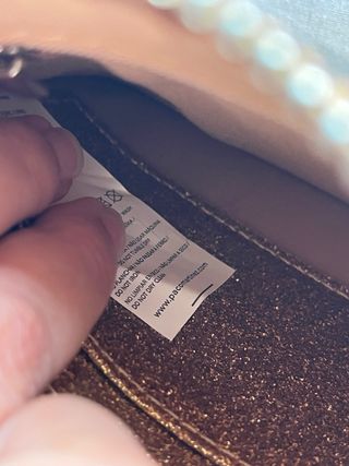 Bolso de mano dorado brillante