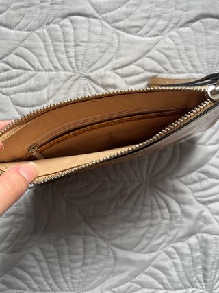 Bolso de mano dorado brillante