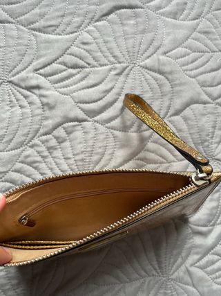 Bolso de mano dorado brillante