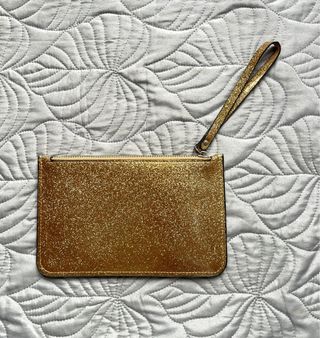 Bolso de mano dorado brillante