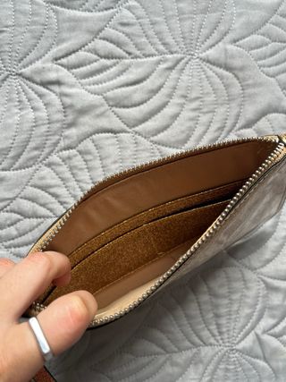 Bolso de mano dorado brillante