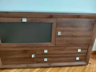 Aparador comedor madera oscura con cristal.