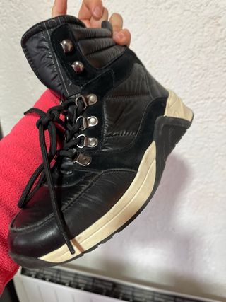 Botín deportivo negro y blanco