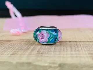 Charm | Flores Rosas en jardín