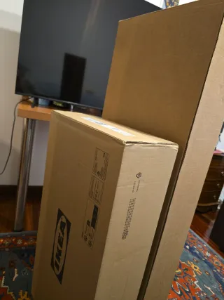 Colchón, estantería y escritorio