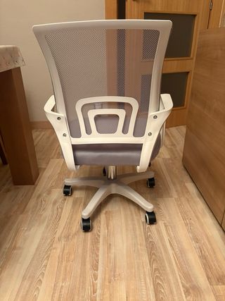 Silla de oficina cómoda beige y blanca