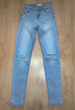 Conjunto Bershka: Camiseta rosa y vaqueros