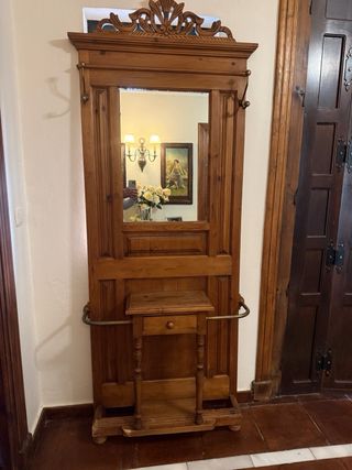Mueble de entrada con espejo y ganchos