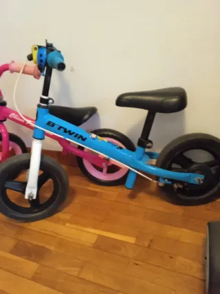 Bicicleta sin pedales Btwin azul y rosa