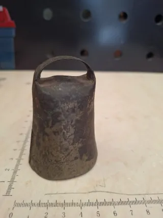 Cencerro antiguo sin badajo