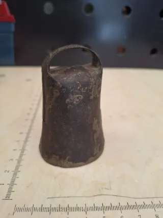 Cencerro antiguo sin badajo