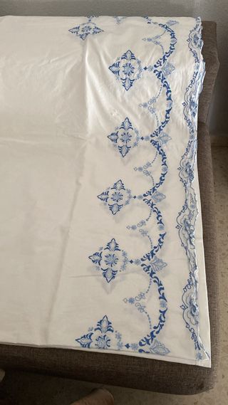 Sábana antigua bordada azul y blanca