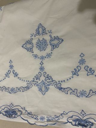 Sábana antigua bordada azul y blanca