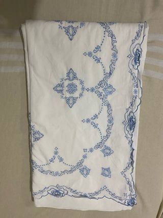 Sábana antigua bordada azul y blanca