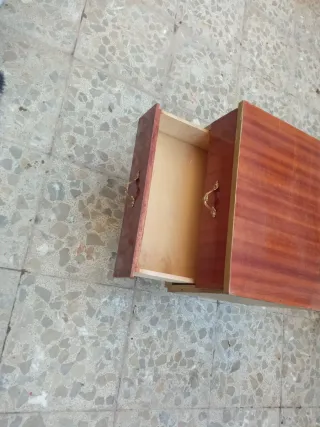 Mesilla de noche con cajones